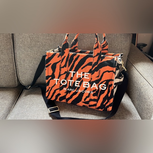 Michael Kors “The Tote Bag” in limited edition tiger print - Picture 1 of 1